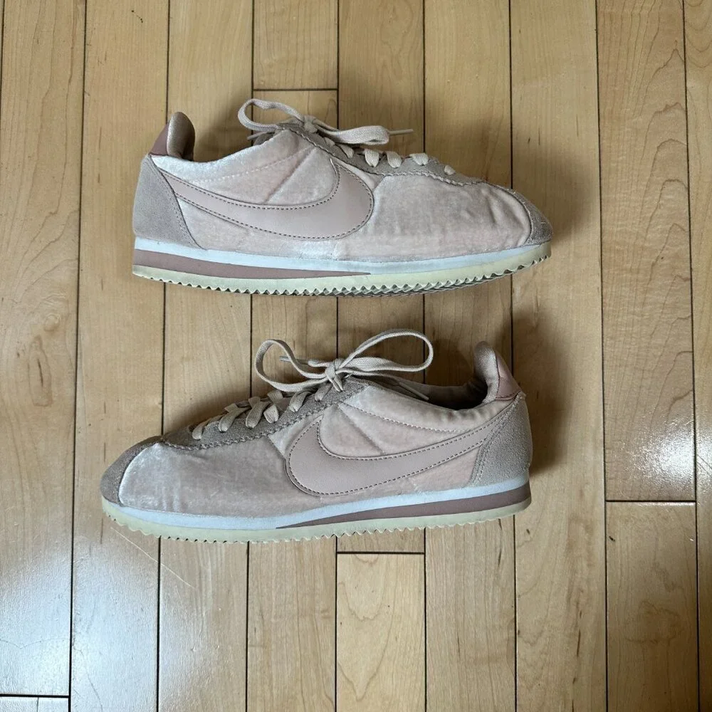RARE NIKE Velour / Velvet Blush Pink Sneakers Tennis Shoes Size 7.5